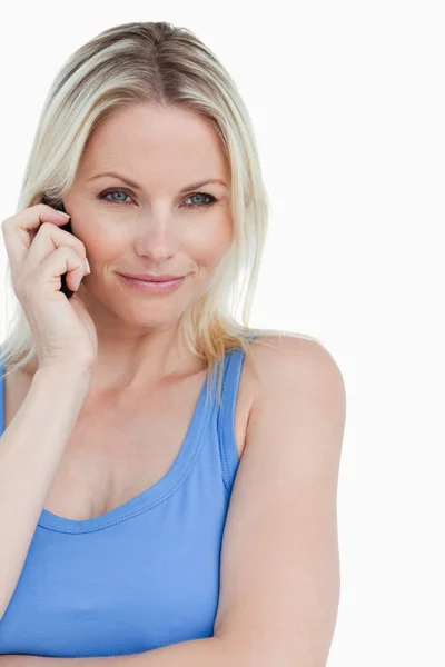 Расслабленная блондинка звонит со своего мобильного телефона — стоковое фото