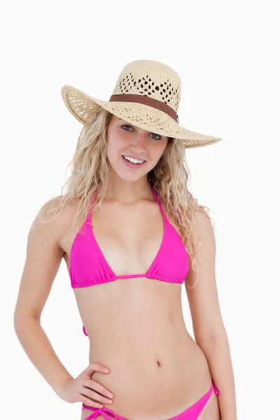 Adolescente sonriente usando un traje de baño rosa y un sombrero — Foto de Stock