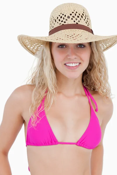 Sonriente adolescente atractivo en ropa de playa de pie — Foto de Stock
