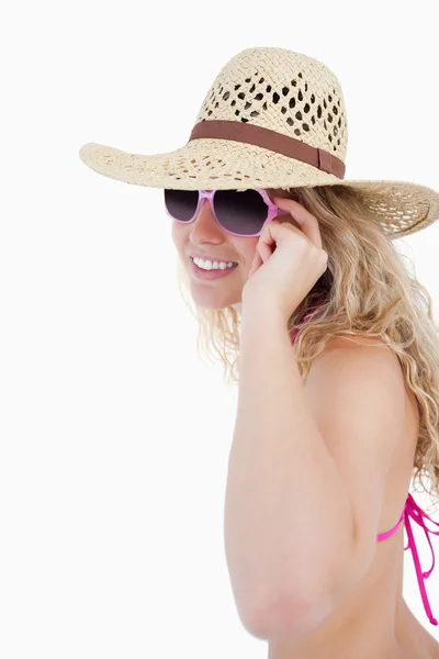 Adolescente souriante portant ses lunettes de soleil — Photo