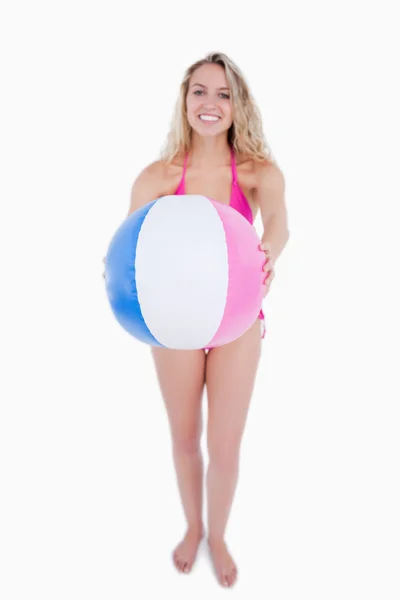 由一个有吸引力的青少年举行的粉色和蓝色沙滩球 — 图库照片