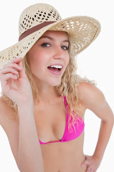 Adolescente loira atraente segurando sua aba chapéu — Fotografia de Stock