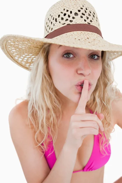 Giovane donna dicendo di essere tranquilla con il dito sulla bocca — Foto Stock