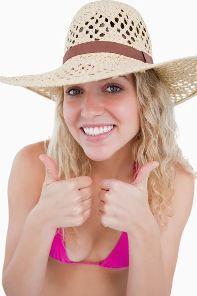 Uśmiechnięta blondynka nastolatka przedstawienie jej dwa kciuki w górze — Zdjęcie stockowe