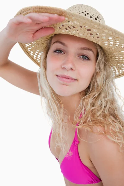 Aantrekkelijke blonde tiener probeert te ver vooruit zoeken — Stockfoto