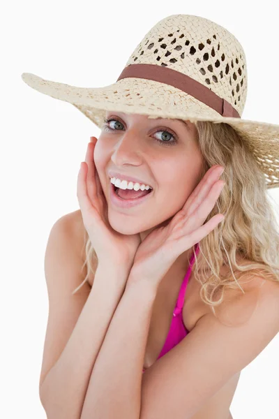 Glada unga blonda kvinnan tittar på kameran med händerna på — Stockfoto