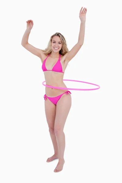 Belle adolescente en tenue de plage jouant hula-hoop — Photo