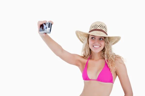 Lächelnder Teenager, der sich selbst mit einer Digitalkamera fotografiert — Stockfoto