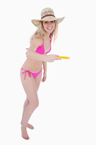 Jovem bela mulher jogando frisbee — Fotografia de Stock