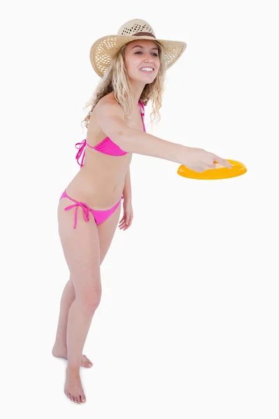 Dynamische en aantrekkelijke tiener spelen frisbee — Stockfoto