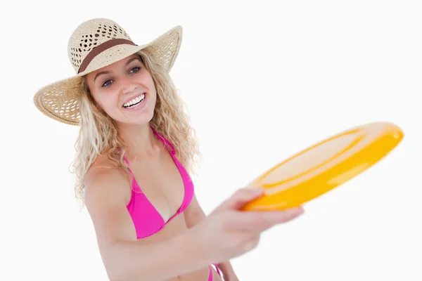 Adolescente sorridente em roupa de praia jogando frisbee — Fotografia de Stock