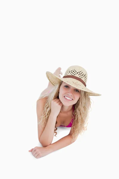 Smiling teenager lying down with her legs crossed — Stock Photo, Image