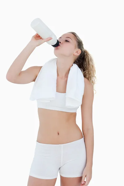 Mujer joven bebiendo agua durante los deportes — Foto de Stock