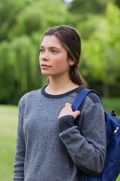 Thoughtful young girl standing in the countryside while carrying — Stock Photo, Image