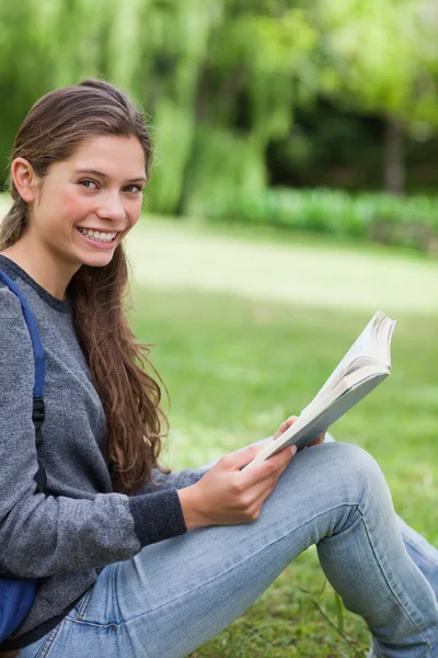 Young smiling girl looking at the camera while smiling and readi — Stock Photo, Image