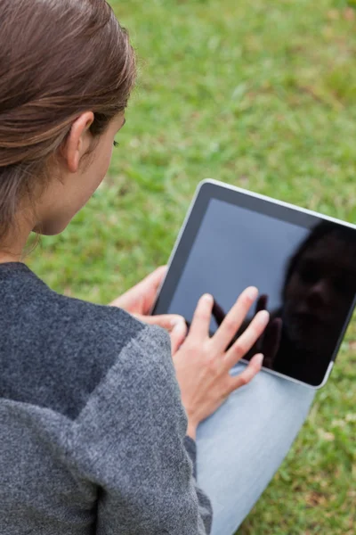 Rückansicht eines jungen Mädchens mit ihrem Tablet-PC — Stockfoto
