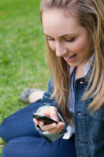 Aantrekkelijke blonde tiener meisje toont haar verbazing terwijl specifi — Stockfoto