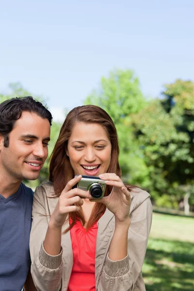 Två vänner tittar på fotosamling i hennes kamera — Stockfoto