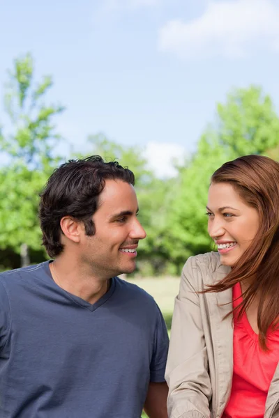 Twee vrienden glimlachen als ze naar elkaars ogen kijken — Stockfoto