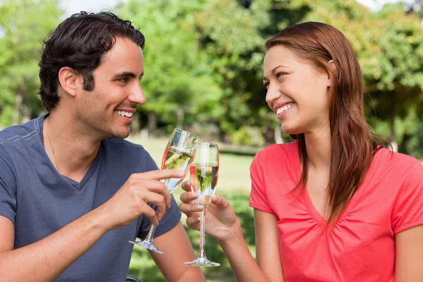 Two friends touching their glasses together in celebration — Stock Photo, Image