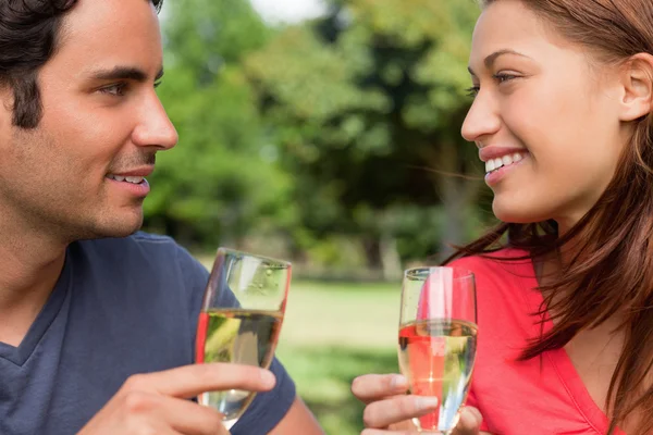 Närbild av två vänner tittar på varje håll glas — Stockfoto