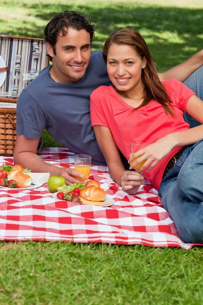 Zwei Freunde mit Brille beim Blick nach vorn während eines Picknicks — Stockfoto