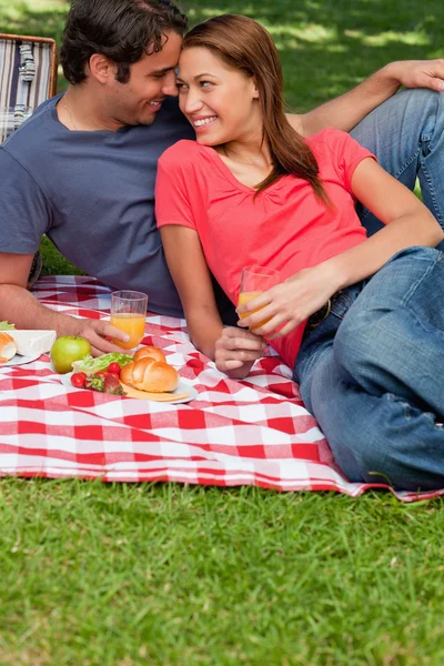 Två vänner hålla glasögon medan vila sina huvuden ihop d — Stockfoto