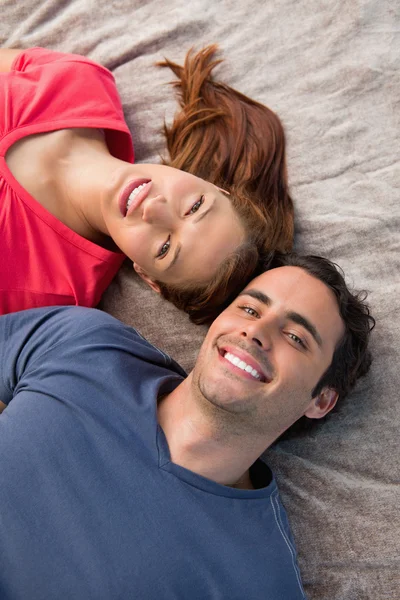 Close-up of two friends looking into the sky while lying on a qu — Stock Photo, Image
