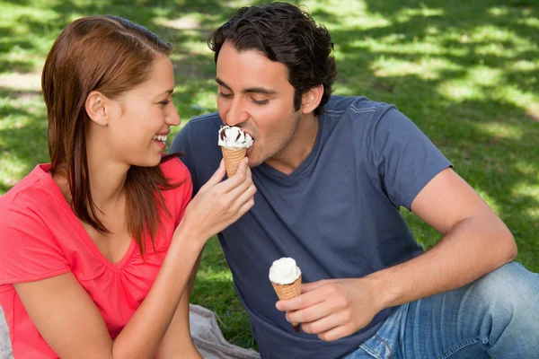 Mulher alimentando seu amigo sorvete — Fotografia de Stock
