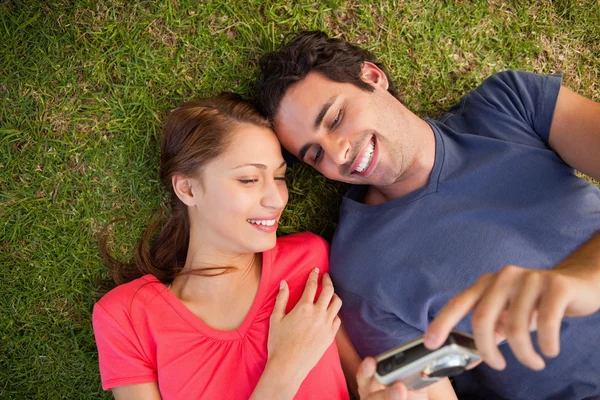 Two smiling friends looking at photos on a camera — Stock Photo, Image