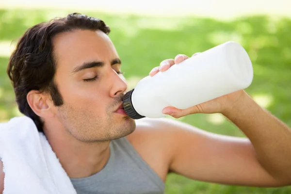 Muž pití z láhve sportovní se zavřenýma očima — Stock fotografie