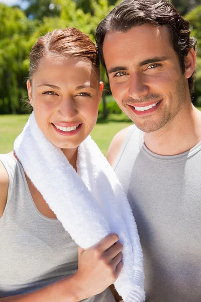 Donna che tiene un asciugamano sorridente con un uomo — Foto Stock