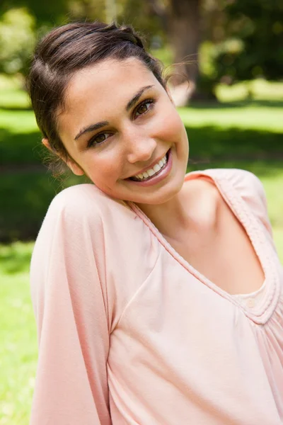 Woman smiling with her head tilted to the side — Stock Photo, Image