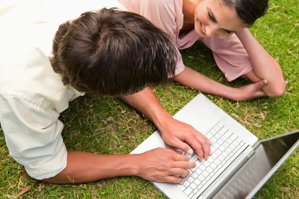 A két barát használ egy laptop együtt emelkedett megtekintése — Stock Fotó