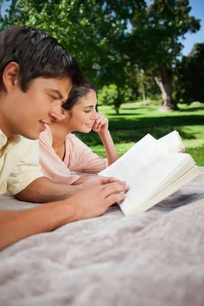 2 人の友人の公園で本を読む — ストック写真