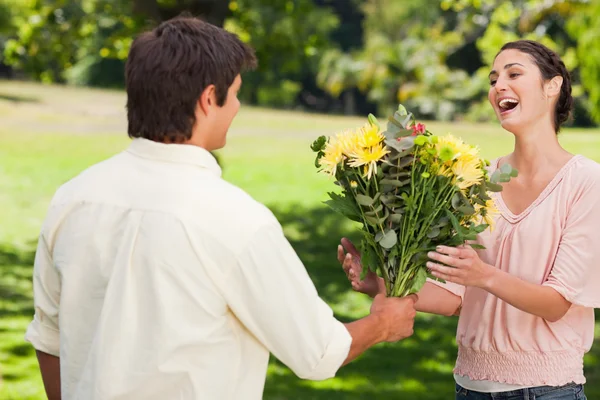 Mann überreicht seinem Freund Blumen — Stockfoto