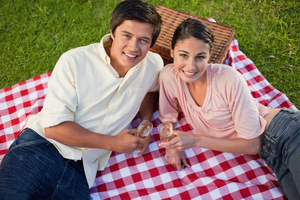 Two friends looking upwards during a picnic — Stock Photo, Image