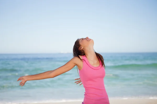 Jonge vrouw zonnebaden op het strand — Stockfoto