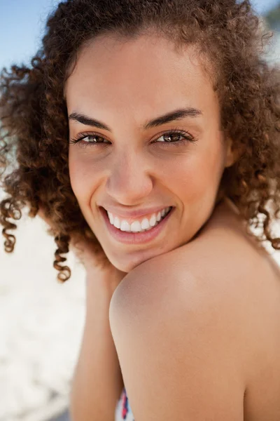 Smiling beautiful brunette staring at the camera — Stock Photo, Image