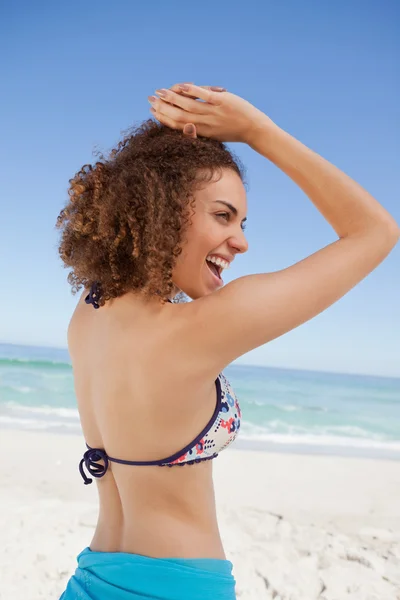 Mujer joven mostrando su felicidad frente al mar —  Fotos de Stock
