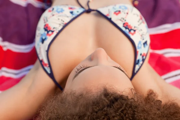 Giovane donna attraente che riposa sul suo telo da spiaggia — Foto Stock