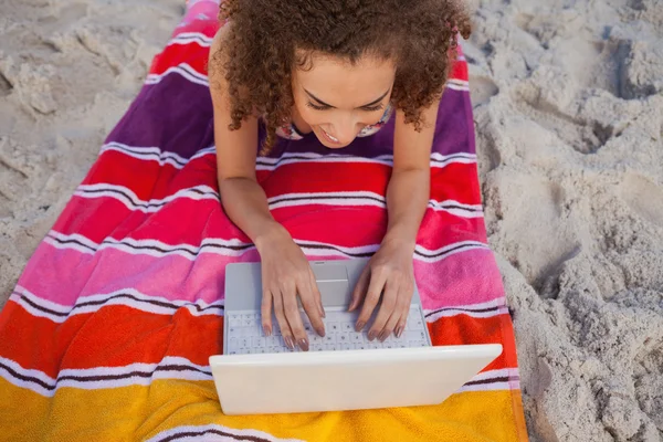 그녀의 노트북을 사용 하 여 그녀의 해변 견인에 젊은 여자의 오버 헤드 보기 — 스톡 사진