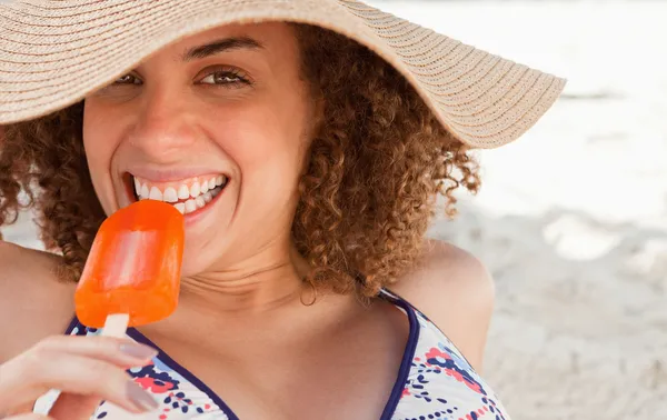 Young woman looking at the camera while eating a delicious ice c — Stock Photo, Image