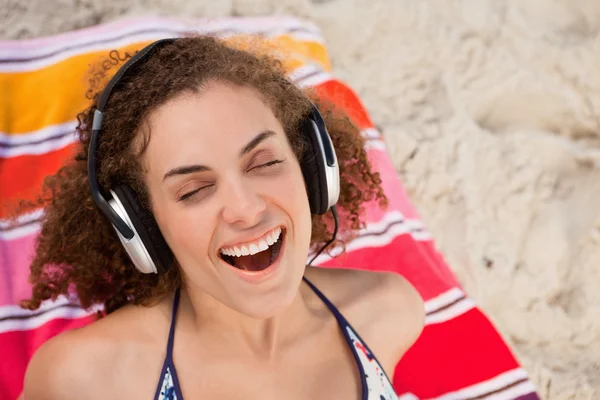 Νεαρή γυναίκα, κλείνοντας τα μάτια της, ενώ ακούτε μουσική — Φωτογραφία Αρχείου