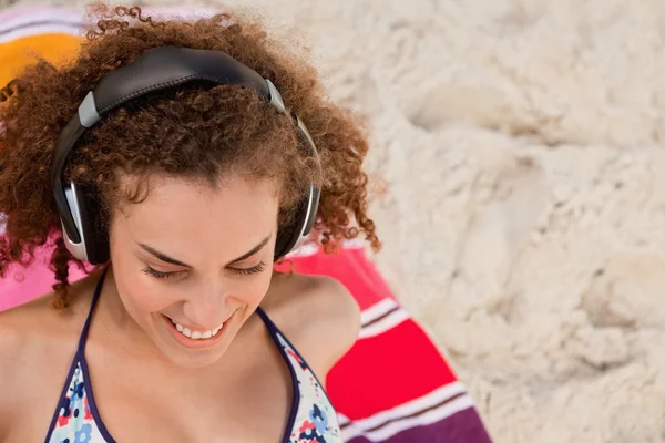 젊은 여 자가 그녀의 헤드셋으로 음악을 듣고 웃 고 — 스톡 사진