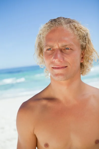 Poważny człowiek blondynka, patrząc w bok stojąc na th — Zdjęcie stockowe