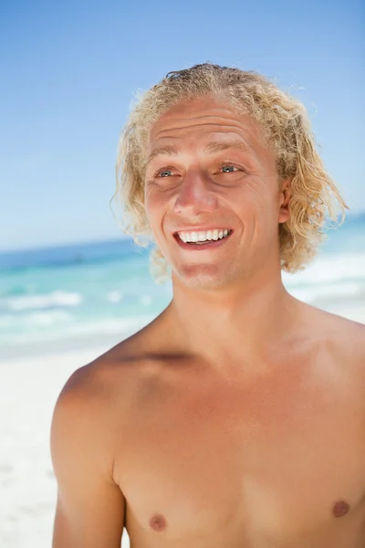 Zaskoczony młody blond człowiek patrząc w bok — Zdjęcie stockowe