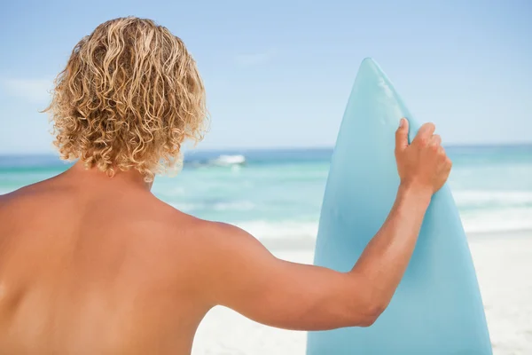 Młody człowiek blondynka trzymając deskę surfingową wznosi — Zdjęcie stockowe