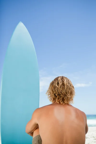 Bakifrån av en blond man tittar på havet medan du sitter nex — Stockfoto