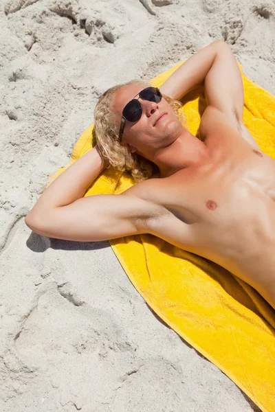 一个金发碧眼的男人躺在他沙滩巾的顶视图 — 图库照片